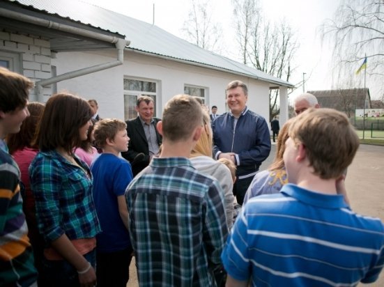 Як Янукович садив ялинку. ФОТО