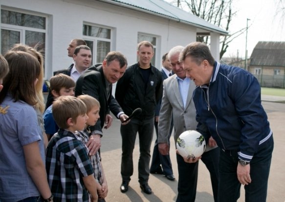 Як Янукович садив ялинку. ФОТО