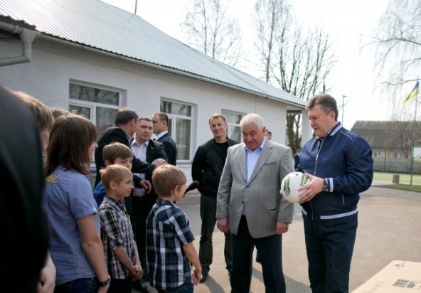 Як Янукович садив ялинку. ФОТО