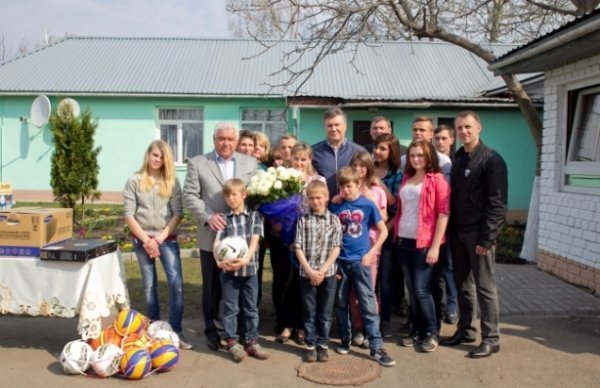 Як Янукович садив ялинку. ФОТО