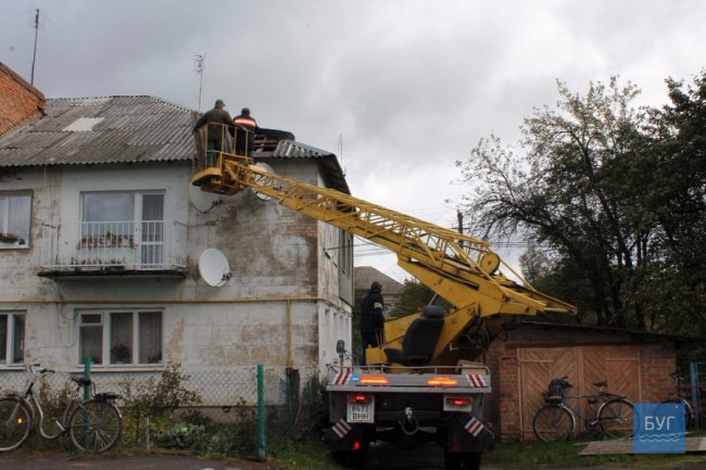 Буревій у Іваничах познімав дахи з будинків