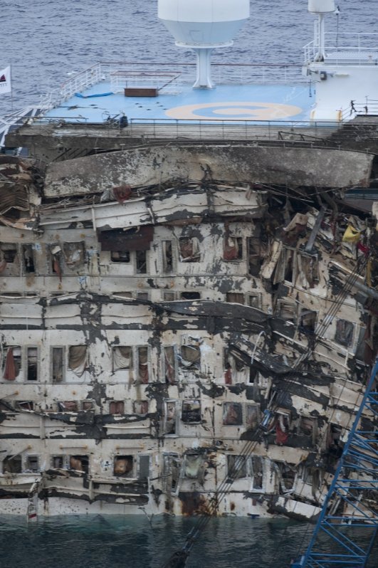 Як піднімали затонулий круїзний лайнер. ФОТО