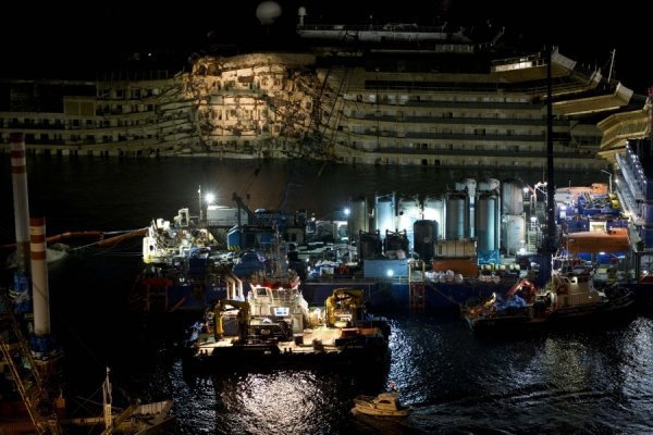 Як піднімали затонулий круїзний лайнер. ФОТО