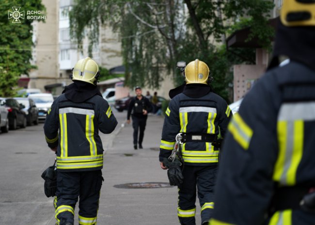 Чоловік, який випав з вікна багатоповерхівки у Луцьку, загинув