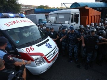 Група, яка захопила будівлю поліції в Єревані, відпустила заручників-медиків