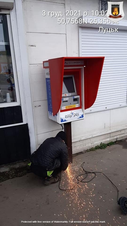 У Луцьку демонтують термінали самообслуговування, які встановили без дозволу. ФОТО