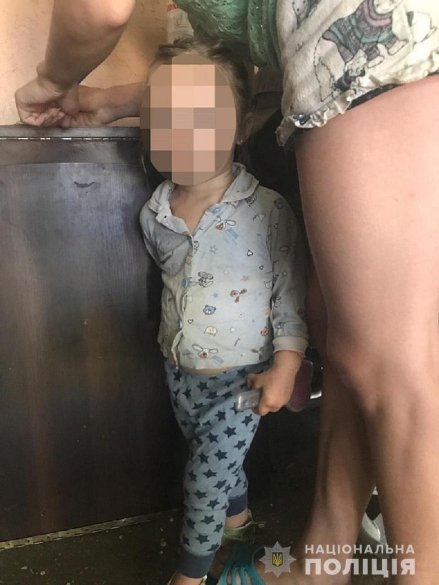 З неблагополучної родини вилучили 2-річну дівчинку, яка жила серед мотлоху. ФОТО