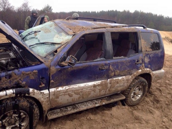 Добувачі бурштину перекинули автомобіль СБУ. ФОТО