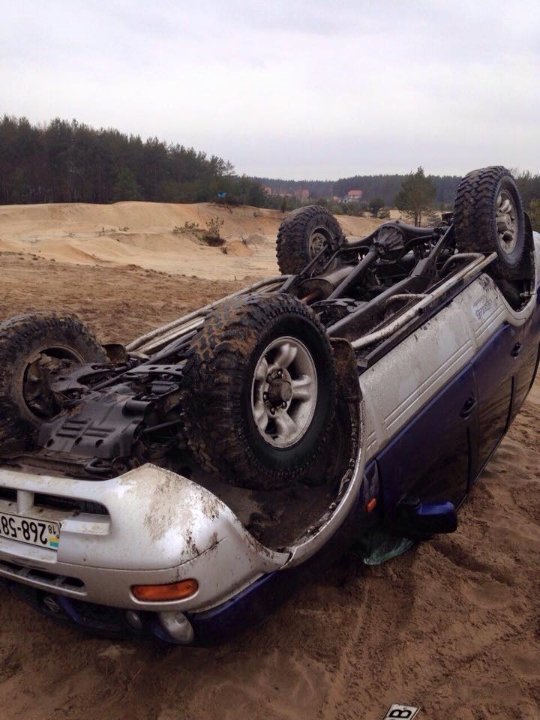 Добувачі бурштину перекинули автомобіль СБУ. ФОТО