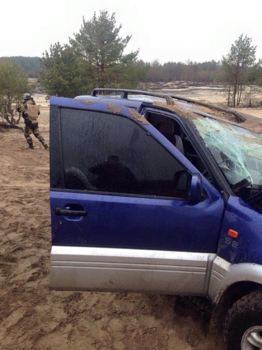 Добувачі бурштину перекинули автомобіль СБУ. ФОТО