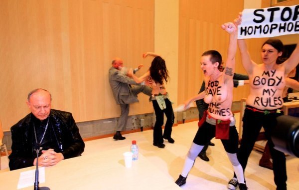 Активістки Femen щойно облили водою Архієпископа Мехелена-Брюсселя і примаса Бельгії Андре-Жозефа Леонара під час конференції у Брюссельському університеті, 23 квітня 2013. YVES HERMAN, Бельгія