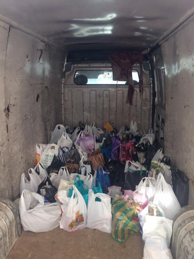 Учні луцької школи зібрали смаколики для бійців. ФОТО