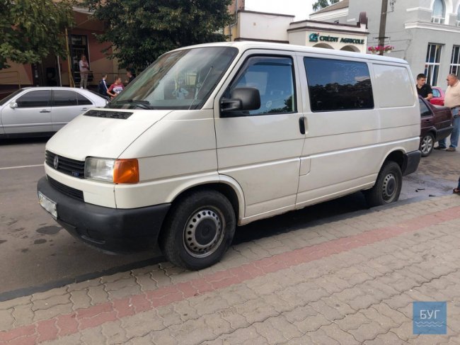 На Волині Volkswagen влетів у припаркований бус. ФОТО