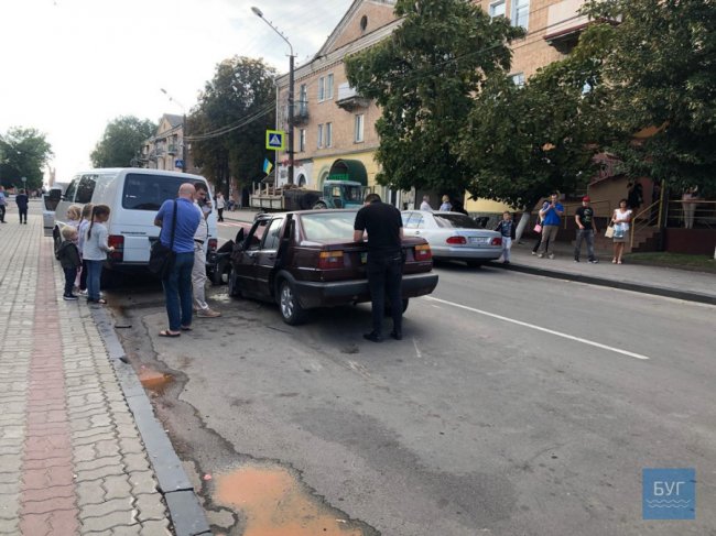 На Волині Volkswagen влетів у припаркований бус. ФОТО