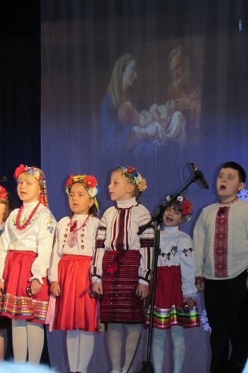 У Володимирі-Волинському діти колядували заради армії. ФОТО