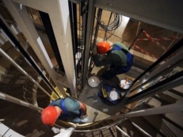 У луцькій багатоповерхівці відремонують ліфт