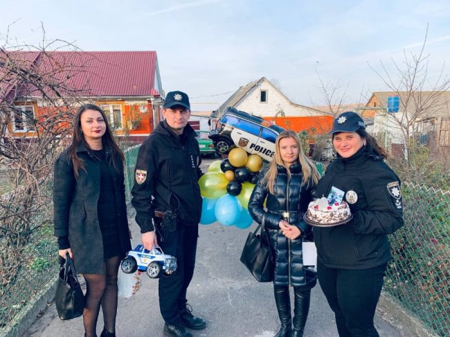 Волинські поліцейські привітали 10-річного хлопчика з ДЦП з днем народження. ФОТО
