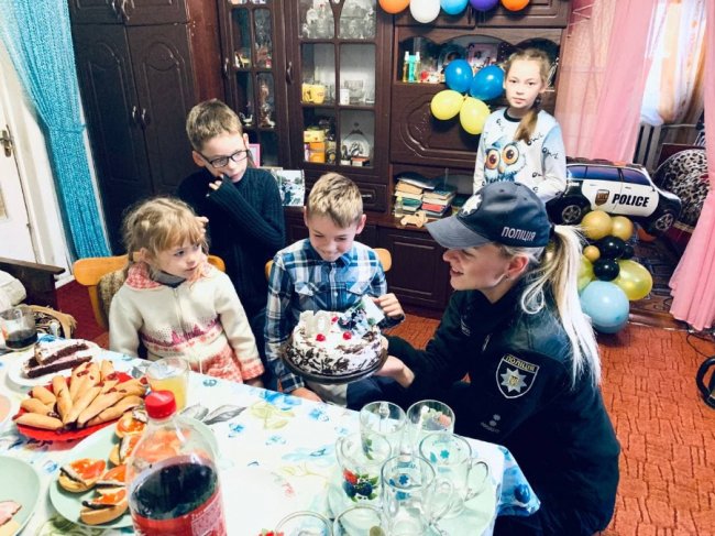 Волинські поліцейські привітали 10-річного хлопчика з ДЦП з днем народження. ФОТО
