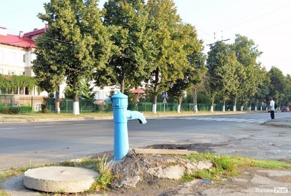 Біля обласного тубдиспансеру теж поки сонно й тихо. Подекуди чути голосистих півнів. Кукуріку!!!