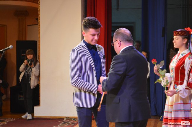 «Ви переможці»: у Луцьку нагородили випускників-медалістів. ФОТО