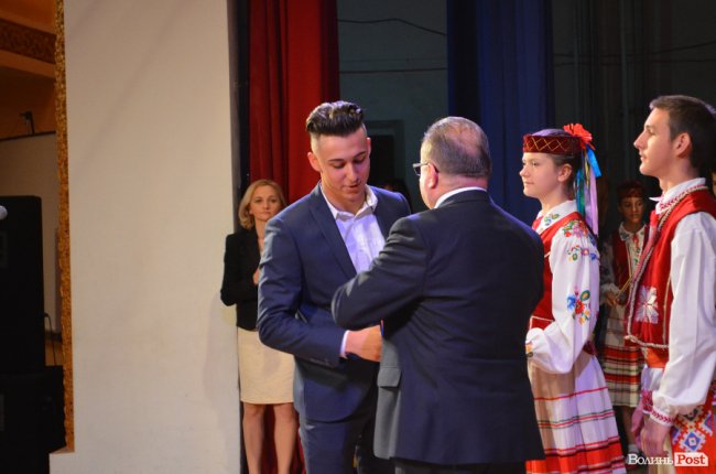 «Ви переможці»: у Луцьку нагородили випускників-медалістів. ФОТО