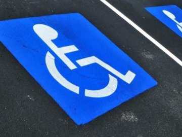 В Україні зростуть штрафи за парковку на місцях людей з інвалідністю