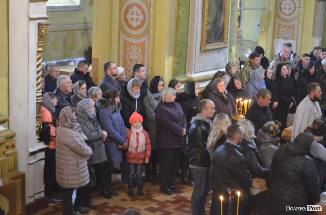 «Він захищав не лише свою сім‘ю»: у Луцьку попрощалися з Героєм. ФОТОРЕПОРТАЖ
