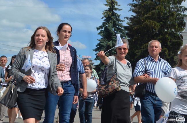 Молодята, транспаранти, усмішки: Луцьком пройшов «парад щасливих родин»