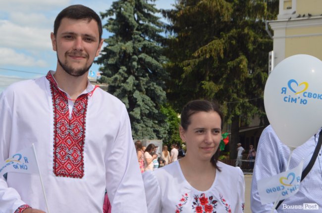 Молодята, транспаранти, усмішки: Луцьком пройшов «парад щасливих родин»