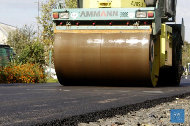 В місті на Волині активно асфальтують вулиці. ФОТО