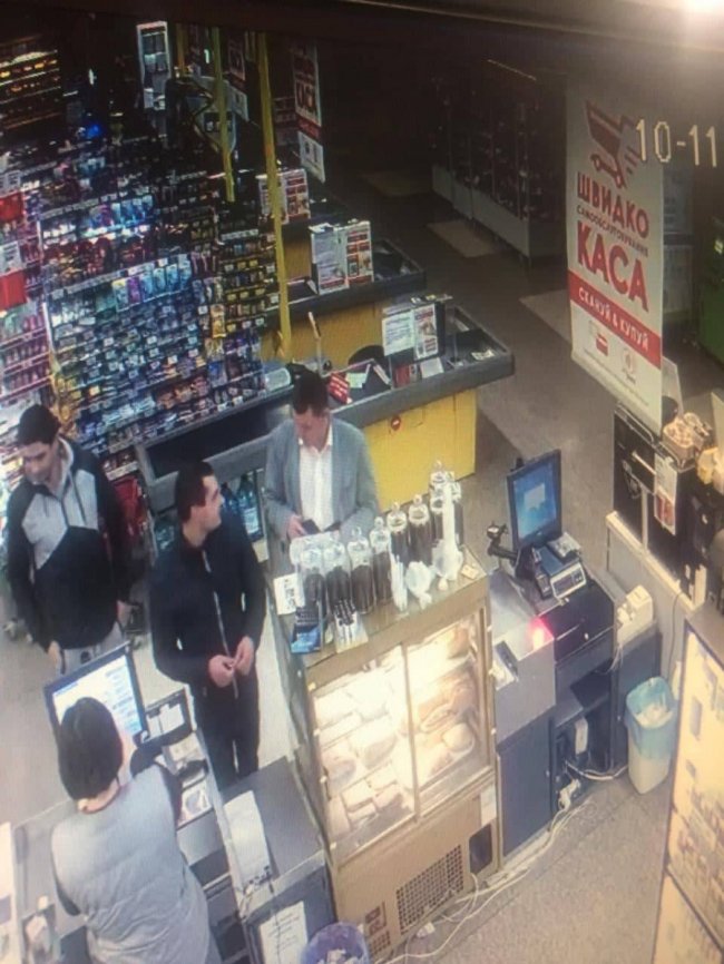 У луцькому супермаркеті невідомий зламав щелепу чоловікові: просять впізнати. ФОТО