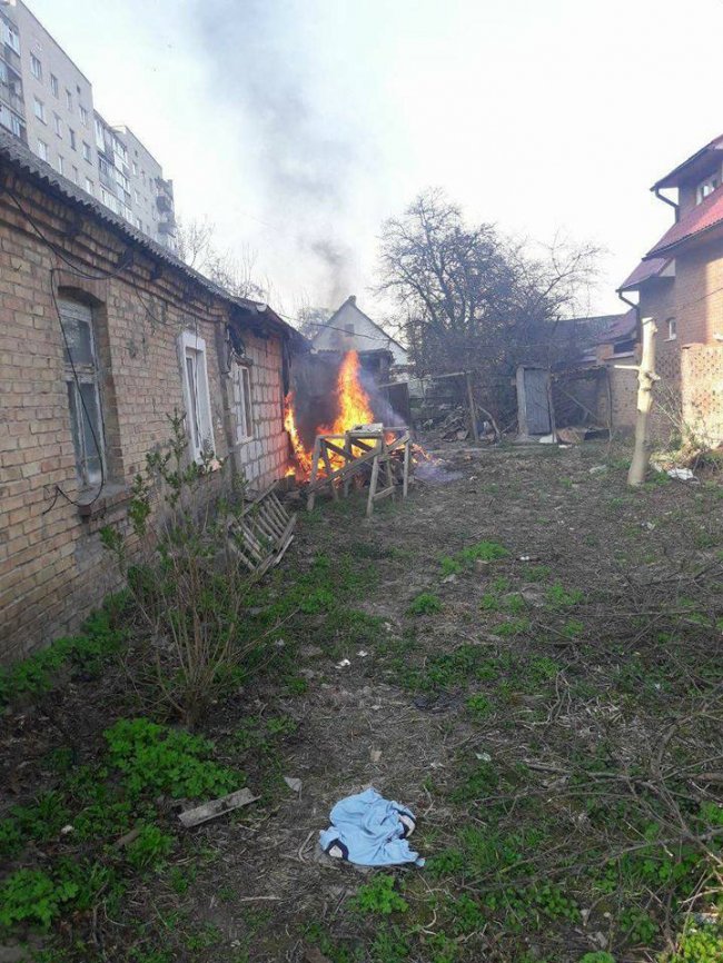 Через розведене багаття у Луцьку ледь не згорів будинок. ФОТО