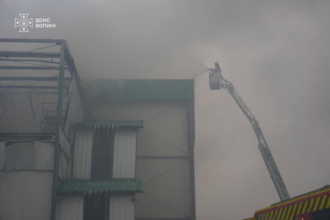 Удар по Маневичах: рятувальники погасили пожежу на промисловому підприємстві. ФОТО
