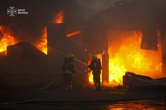 Удар по Маневичах: рятувальники погасили пожежу на промисловому підприємстві. ФОТО