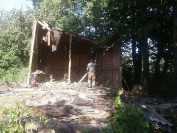 Муніципали 2 дні зносили дерев’яну халабуду
