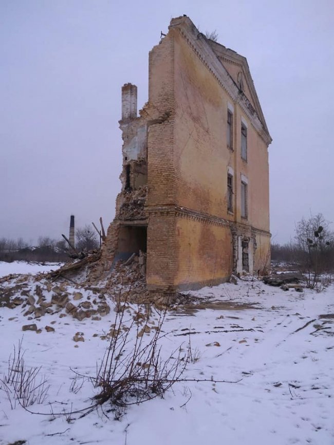 На Волині люди по цеглині розібрали колишню військову частину. ФОТО