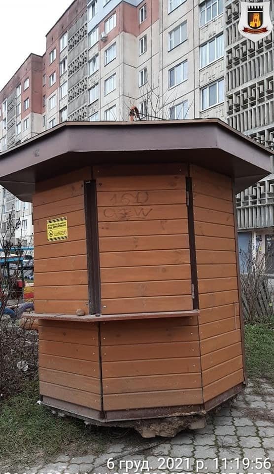 У Луцьку демонтували незаконно встановлений кіоск. ФОТО