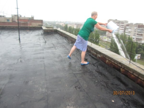 Як луцьку дев'ятиповерхівку рятували від потопу. ФОТО