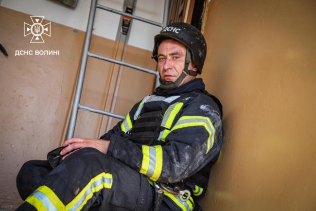У Луцьку рятувальники ліквідували пожежу в багатоповерхівці після російської атаки. ФОТО
