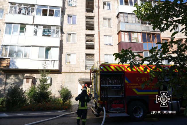 У Луцьку рятувальники ліквідували пожежу в багатоповерхівці після російської атаки. ФОТО