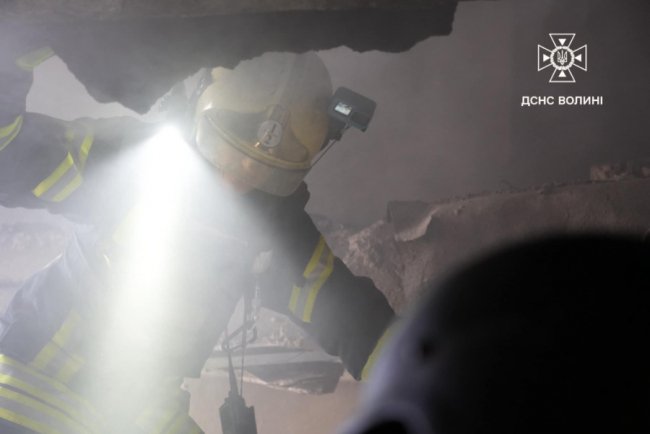 У Луцьку рятувальники ліквідували пожежу в багатоповерхівці після російської атаки. ФОТО