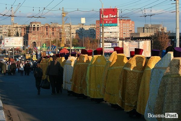 Вулицями Луцька пронесли чудотворні ікони та мощі святих. ФОТО