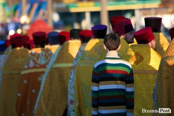 Вулицями Луцька пронесли чудотворні ікони та мощі святих. ФОТО