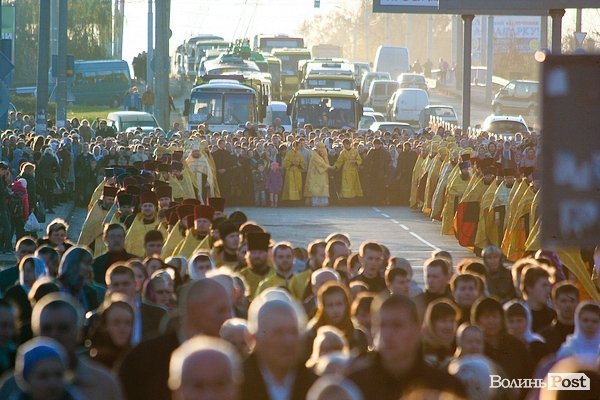Вулицями Луцька пронесли чудотворні ікони та мощі святих. ФОТО