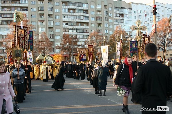 Вулицями Луцька пронесли чудотворні ікони та мощі святих. ФОТО