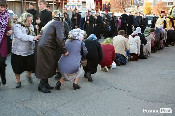 Вулицями Луцька пронесли чудотворні ікони та мощі святих. ФОТО