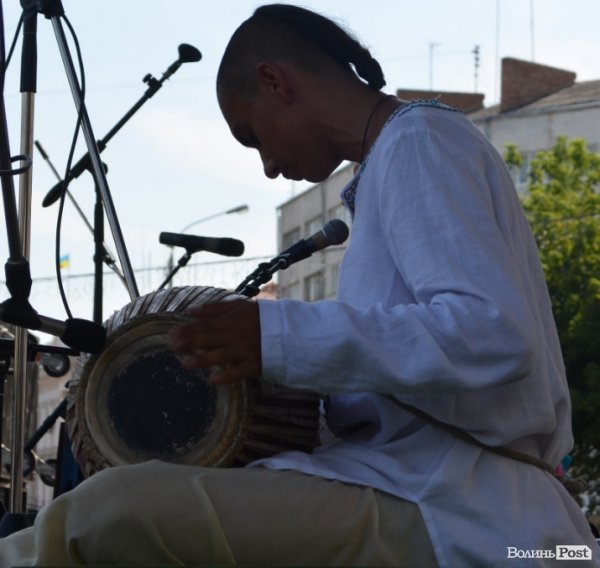 У центрі Луцька займалися йогою. ФОТО 
