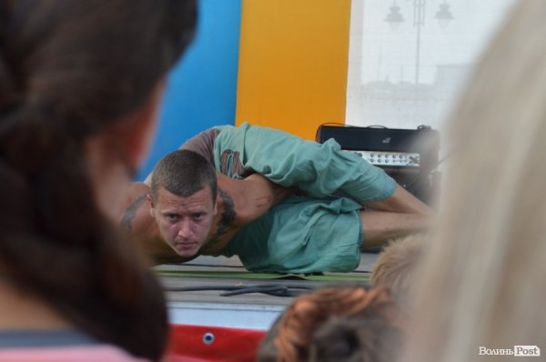 У центрі Луцька займалися йогою. ФОТО 