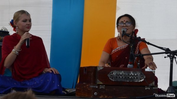 У центрі Луцька займалися йогою. ФОТО 