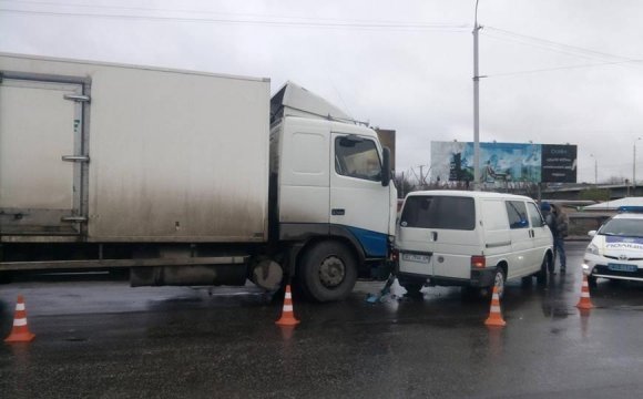 Аварія в Луцьку: вантажівка врізалася у бусик